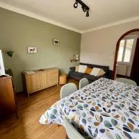 La Petite Ourse maison de village à Oust، فندق في Oust