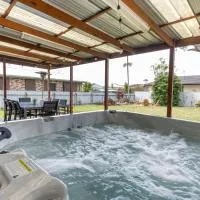 Villa Maris - Pet Friendly with Spa & Fire Pit, hotel din Callala Beach