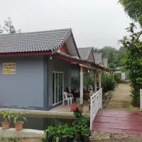ลาภะ เกสท์เฮาส์ บ้านรักไทย Lapha guest house, hotel in Ban Rak Thai