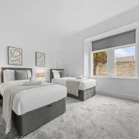 Spacious 2 Bed Apartment - Perfect for Long or Short Stays - Sleeps 4 - Free On Street Parking, hotel di Fife