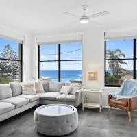 Family comfort across the road from North Beach, hotel en Shellharbour