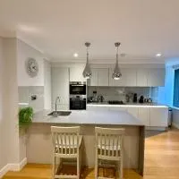 Prime London Stay Chic, Cosy & Sleeps 5 โรงแรมในเบรนท์ฟอร์ด