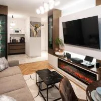 ApartSanok - Apartament Widokowy 27-49 Premium, Balkon, Prywatny Garaż, Klimatyzacja, hotelli kohteessa Sanok