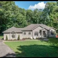 Family friendly place with pool, ξενοδοχείο σε Penetanguishene
