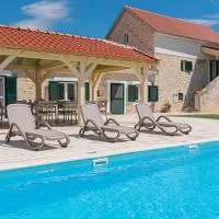 Rural Villa Olive Krka- 4 bedrooms, 3 bathrooms, private pool, park Krka 10 min, hotelli kohteessa Ljubotić