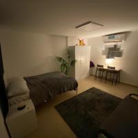 Simple studio in Abu Dhabi, ξενοδοχείο κοντά στο Αεροδρόμιο Bateen - AZI, Άμπου Ντάμπι