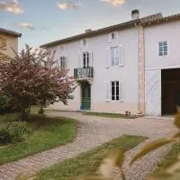Les Chambres de Lasserre - Chambres et Table d'hôtes، فندق في Lasserre
