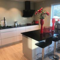 Townhouse with 4 bedrooms near Sørstrand, hotel near Florø Airport - FRO, Florø Airport