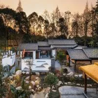 Chengdu Xiaoya Yard Hot Spring Hotel,is just a 20 minute drive from both the Sanxingdui Museum and the Chengdu Panda Base,Enjoy Soaking in natural hot springs,Traditional Chinese afternoon tea,Exquisite fruit platter، فندق في تشنغدو