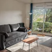 Charmant studio meublé avec jardinet - 25 m2 - Orsay - Le Guichet, viešbutis mieste Orsė