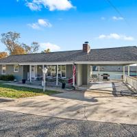 Branson Downtown Beauty - 4 BDR Home Sleeps 15, hotel near M. Graham Clark - Taney County Airport - PLK, Branson