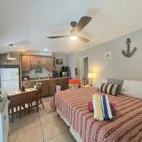 An Island Getaway at Palm Tree Villas, hotel di Holmes Beach