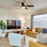 4 Mi to Fort Sill Modern Home with Private Yard, hotel poblíž Lawton-Fort Sill Regional - LAW, Lawton