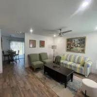 That cute house on Emerald!, hotel en Palm Bay