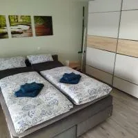Geräumige Ferienwohnung mit Doppelbett, Bad, Küche und Balkon، فندق في Michelfeld