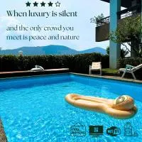 LUXURY APARTMENT with POOL, hotel a Collina d'Oro