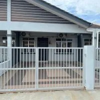Sour'd Staycation Near Teluk Senangin Beach, hotell sihtkohas Kampong Batu Tiga