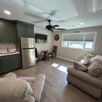 Cozy Couples Retreat 10 minutes to Beach & Downtown, hotel em Charleston