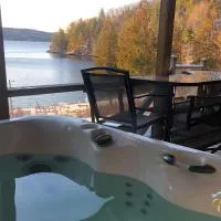Front LAKE Simon HOT TUB 4br 16p BEACH private, hotel em Lac-Simon
