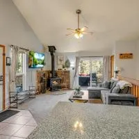 Deer-Friendly Cabin with Mountain Views and Fire Pit, hotel i Florissant