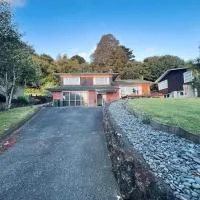 Quiet 3BR Family Home with Parking South Auckland, hotel u gradu Okland