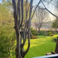 Entire Apartment in Eldoraigne, Centurion, hotel en Eldoraigne