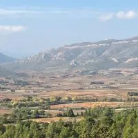 Les Maisons de Gaia chambres privées climatisées avec salle de bains privatives, hotell i Tuchan