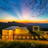 เอวาเเคมป์ ภูชี้ฟ้า Avacamp phuchifa, hotel di Ban Seng Choi