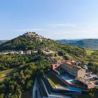 ROXANICH Winery and Design Hotel, hotel u gradu Motovun