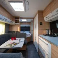 Kleines Mobilheim mit toller Ausstattung und Vorzelt im Heide Resort Brüggen, hotel v destinácii Brüggen