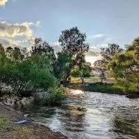 Colac Colac Caravan Park - G'day Park, hotel sa Corryong