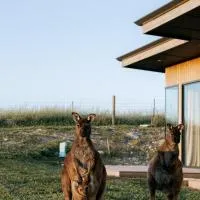 Coast, hotel di Stokes Bay