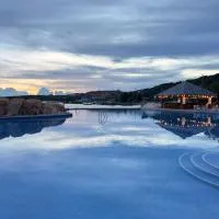 Rock Water Bay Beach Resort & Spa, хотел в Xóm Tram