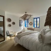 Les Volets Bleus house and spa, hotel u gradu 'Jublains'