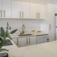 Seeside Cottage Bargara - Beach 100m, Pet-Friendly, hotell i Bargara