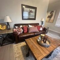 The Birchwood - At Twin Pines-Walk to the Lake!, hotel near Mason City Municipal - MCW, Clear Lake