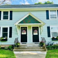 The Birchwood - At Twin Pines-Walk to the Lake!, hotel poblíž Mason City Municipal - MCW, Clear Lake