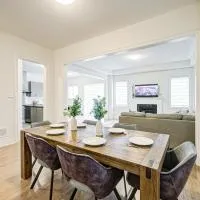 Very Modern New Luxury House in RichmondHill, hotel a Richmond Hill