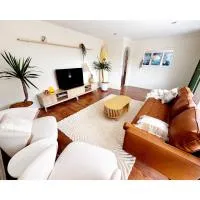 Walk to Beach - Coastal Beach House Retreat, готель у місті Port Willunga