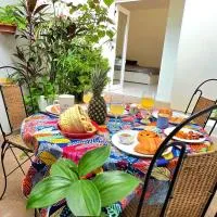 Cozy apartment with private patio, hótel í Lomé