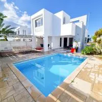 Beach Villa With Private Pool And BBQ, hôtel à Perivólia