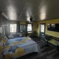 PNW Studio Getaway for Couples with Hot Tub, hótel í Port Angeles