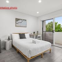 Sleek & Comfortable Double Room at Revesby with Shared Amenities, hotel poblíž Letiště Bankstown - BWU, Revesby