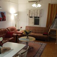 Tilava 60m2 kaksio 2mh max 6 henkilölle iso oma yksityispiha ja autolämmityspaikka Prisma ja ravintola 200m hiihtolatu ja bussipysäkki 50m lentokenttä 9 km, hotel near Savonlinna Airport - SVL, Savonlinna