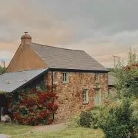 The Little Welsh Cottage، فندق في Brynmenyn