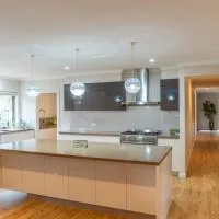 Modern Spacious 4BR Home by a 24Hour Cafe and IGA Ballarat، فندق في Alfredton