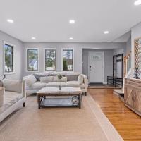 Newly Designed 3Br-2Ba Home 10min drive to Beach, hotel poblíž Republic Airport - FRG, Amityville