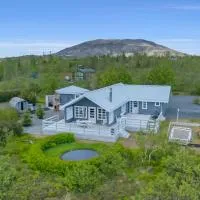 Modern 3BR Summerhouse with Sauna and Hot Tub, hotel u gradu Selfos