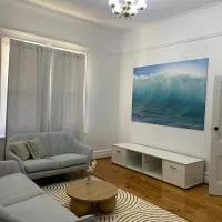 Glenelg Charmer - Metres to beach & CBD plus free parking, hotel u gradu Glenelg