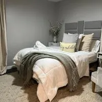 Cozy, 1st floor apartment with 2bdrms Plus Semi private TV room with Futon Family Friendly Close to Everything Pets welcome with Fee, hotel di Cleveland